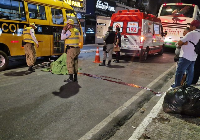 Vídeo mostra momento em que adolescente cai de bicicleta e morre atropelado por ônibus em Arapiraca