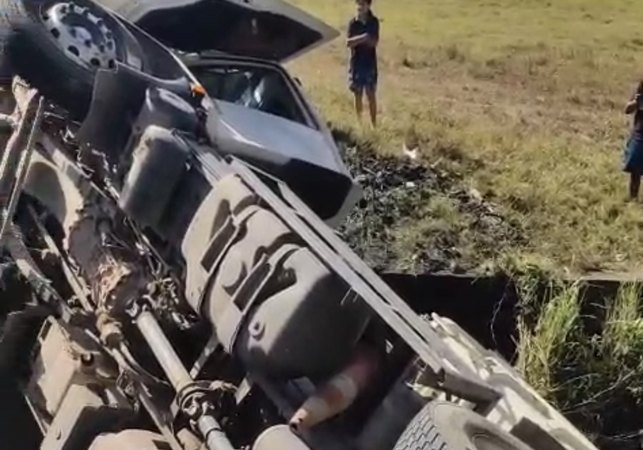 Caçamba carregada com brita cai em riacho após não conseguir subir ladeira no interior de Alagoas