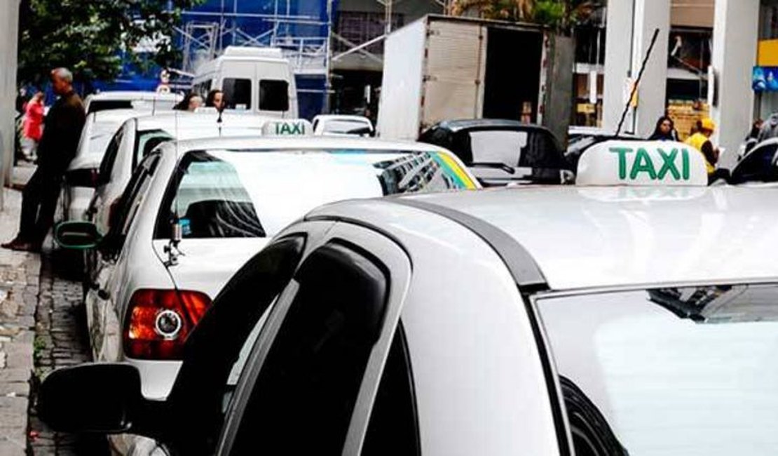 Suspeito de roubar taxista fica ferido em troca tiros com a polícia