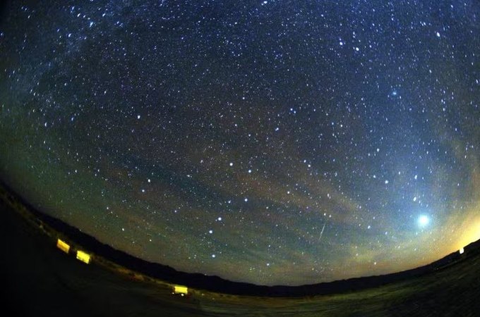 Detritos do cometa Halley vão riscar o céu na noite desta quarta-feira (21); veja horários para observar