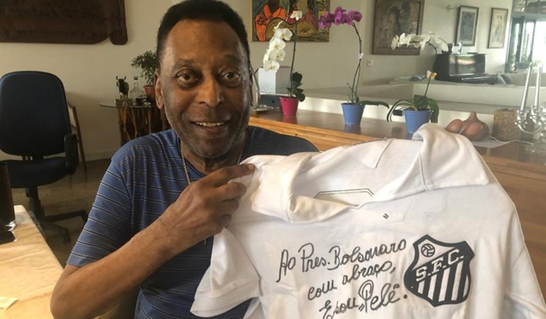 Pelé faz dedicatória em camisa do Santos para Bolsonaro