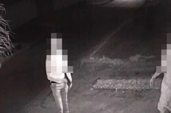 Jovem é abordado enquanto mexia no celular na porta de casa e morre baleado em Goiás