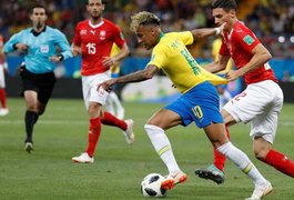 'Parou aqui', ironiza zagueiro suíço ao postar foto em que puxa Neymar