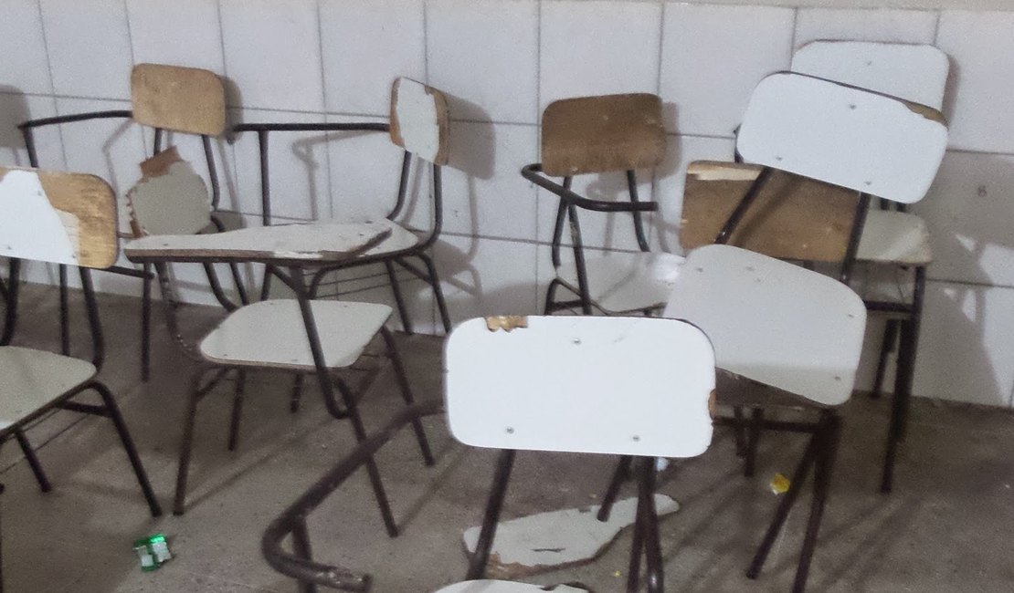 Estudante de 12 anos é apreendido após danificar cadeiras de escola em Arapiraca