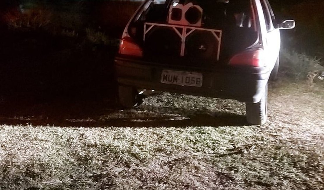 Homem é morto a tiros dentro de carro, na frente de um bar em Marechal