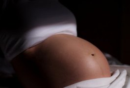 Gestante pede comida ao marido, que se irrita e a agride com socos na cabeça, em Maceió