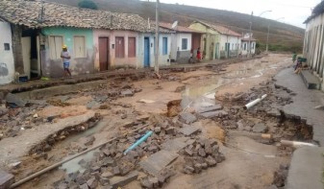 94 famílias ficam desabrigadas depois de tromba d’água em cidade da Bahia