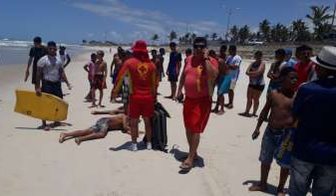 Surfistas salvam adolescentes de afogamento na Praia da Avenida, em Maceió