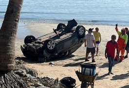Motorista perde controle de carro e capota em faixa de areia na orla de Maceió