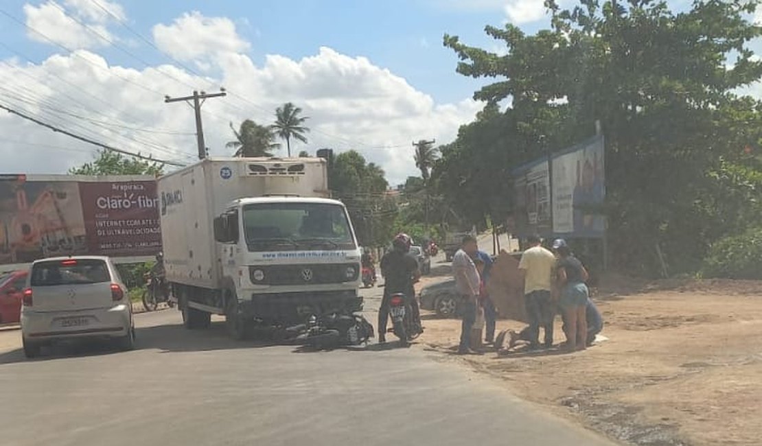Caminhão faz conversão irregular e colide frontalmente em motocicleta, em Arapiraca