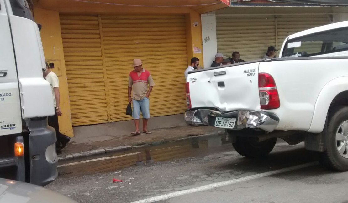Colisão entre caminhão e caminhonete deixa trânsito lento na Rua 30 em Arapiraca