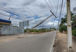 Poste tomba sobre a rodovia após ser atingido por carro, em Arapiraca