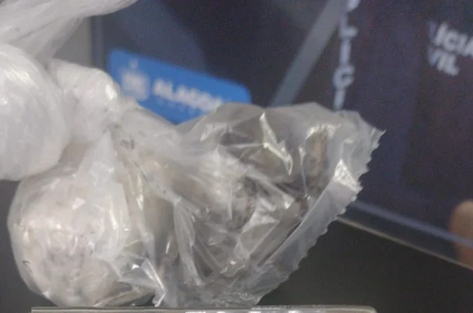 Mulher é presa ao tentar entrar com drogas em unidade prisional de Maceió
