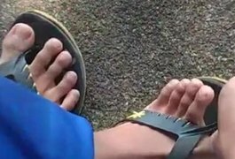 Aluno é expulso de sala de aula por estar usando chinelo: ‘Não tinha condições para comprar sapato’