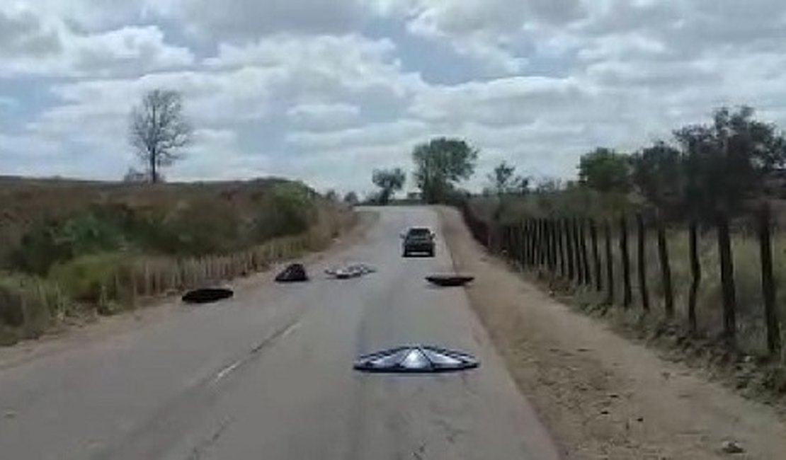 VÍDEO. Tampas de caixa d’água ‘voam’ de caminhão e quase provocam acidente na AL-110