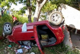 Mulher morre após sobrar em curva e capotar carro na AL-101 Norte