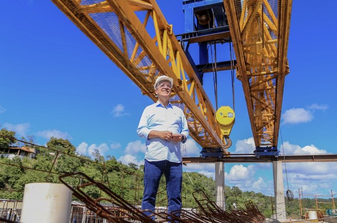 Sobre o primeiro vão já concretado, Ronaldo Lopes constata avanço das obras da Ponte Penedo-Neópolis