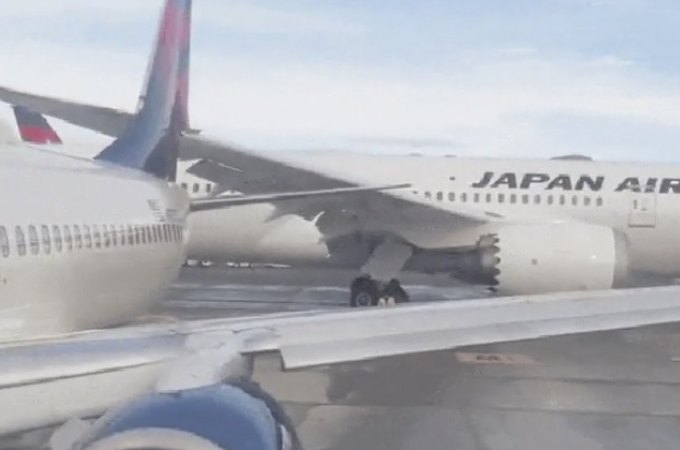 Aviões da Japan Airlines e da Delta se chocam durante táxi no aeroporto de Seattle, nos EUA