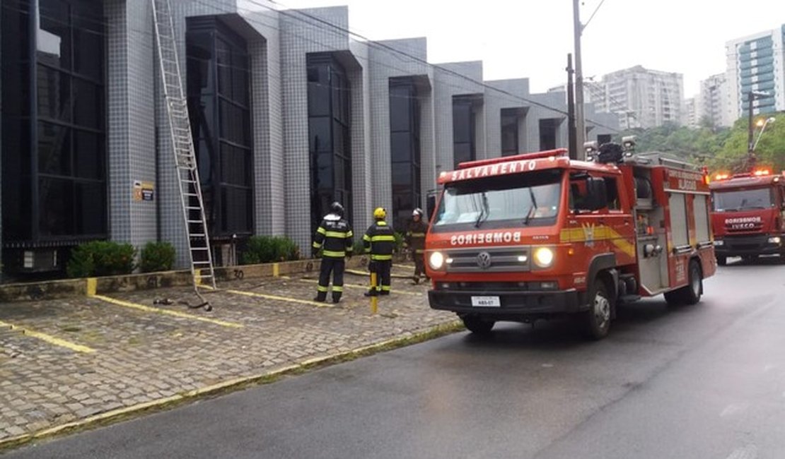 Bombeiros evitam incêndio em prédio comercial de Maceió