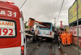 Dois passageiros de ônibus morrem atingidos por caminhão guincho em Fortaleza