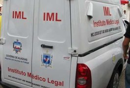 Carro do IML capota e funcionários ficam feridos, em Maceió