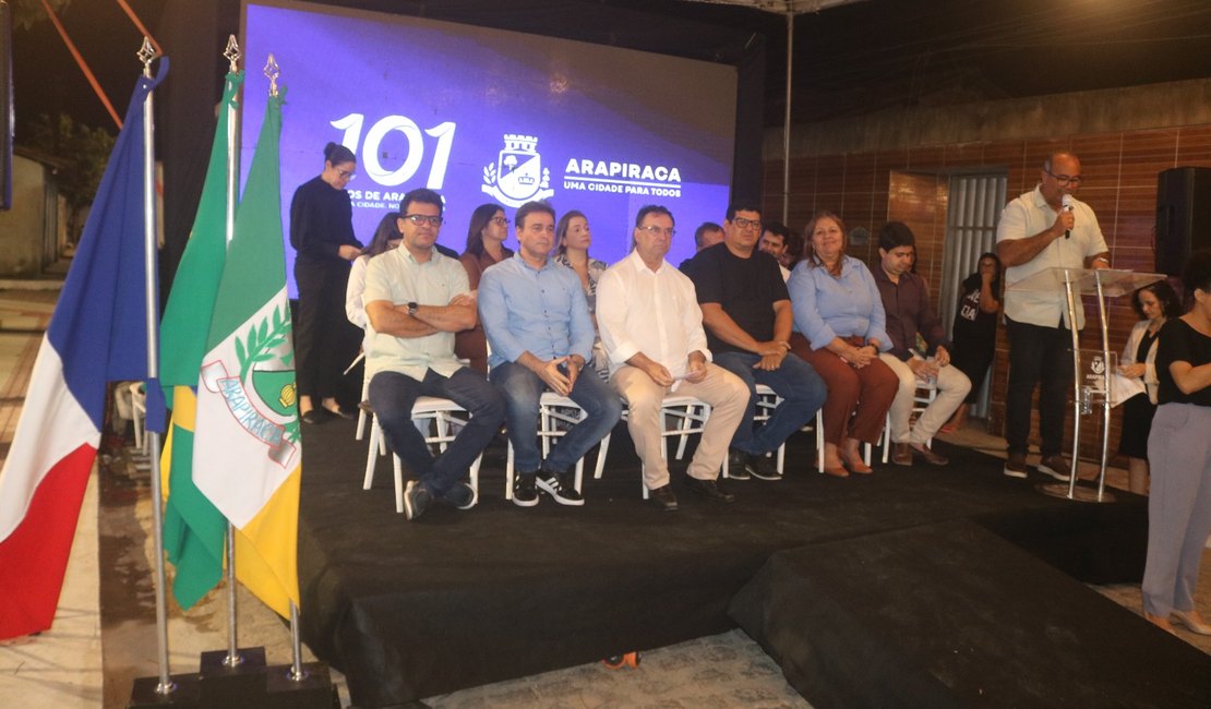 Luciano Barbosa inaugura praça reformada e nova Arapiraquinha, no Jardim Esperança, em Arapiraca; assista