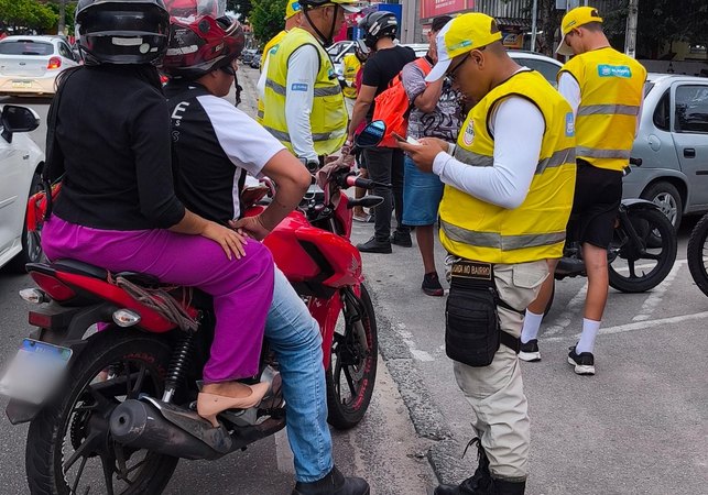 Ronda no Bairro apreende drogas e balança de precisão em abordagem na Cruz das Almas