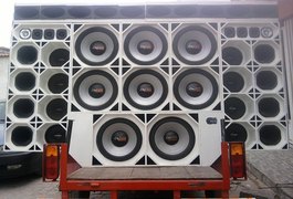 Homem tenta impedir apreensão de paredão durante operação por perturbação do sossego em Craíbas