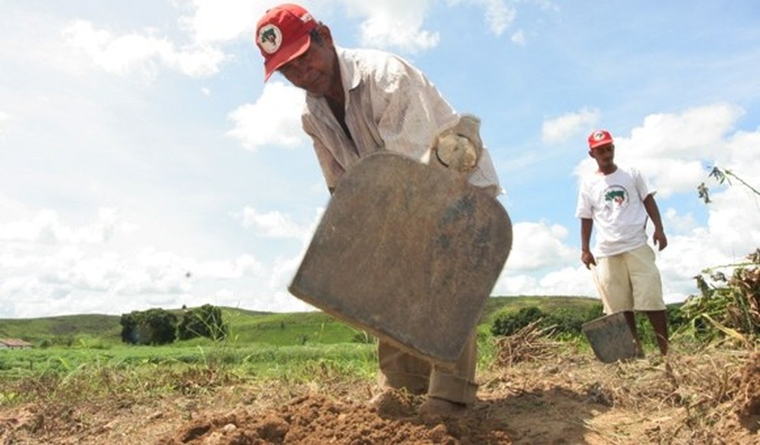 Cerca de 400 famílias de agricultores assentados serão beneficiadas com terras