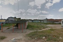 Quadrilha invade residência, faz família refém e realiza arrastão