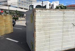 Veículo tomba e tem baú arrancado após acidente em Maceió