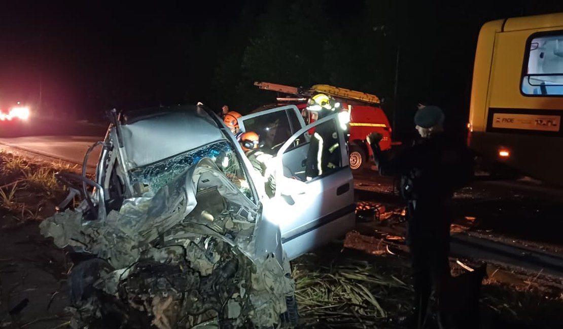 Motorista de carro fica ferido em forte batida com ônibus escolar em Atalaia