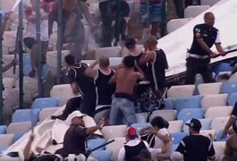 Corintianos entram em confronto com policiais na reabertura do Maracanã