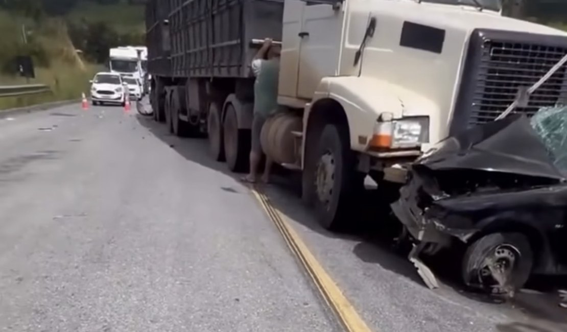Motorista morre após colisão frontal entre carro e carreta na BR-101, em São Miguel dos Campos