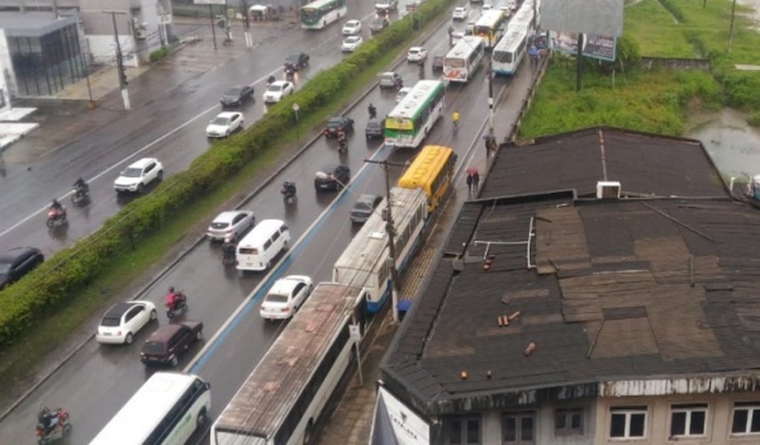 Motoristas de ônibus escolares fazem protesto na Av. Fernandes Lima