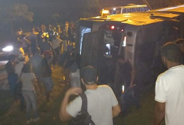 Ônibus do BRT tomba após acidente no Rio, deixa um morto e dezenas de feridos