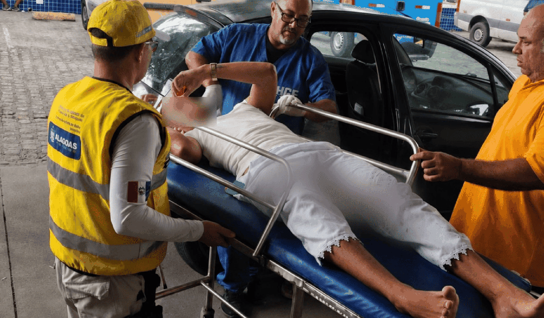 Jovem baleado é escoltado até o HGE após ataque em ponto de ônibus, em Maceió