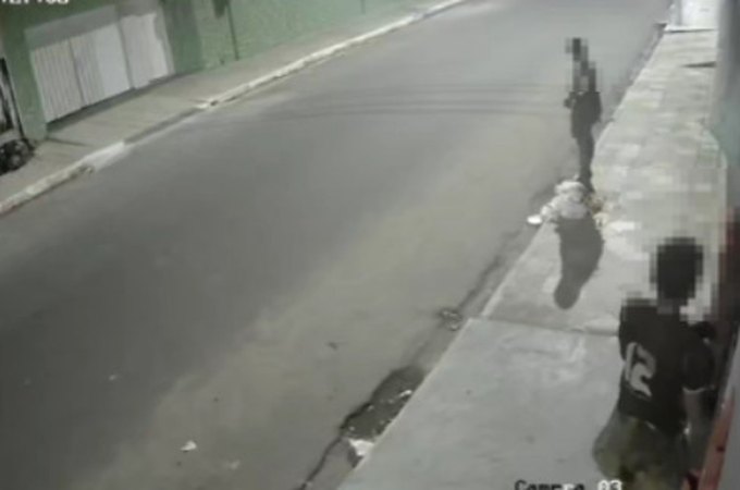 VÍDEO: Casal age mais uma vez no Centro de Arapiraca e tenta furtar lanchonete durante a noite