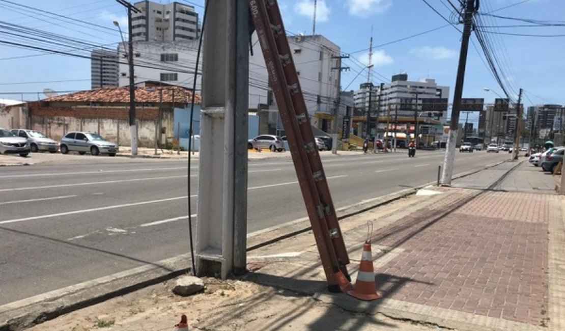 Funcionário de empresa de telefonia leva choque e cai de uma altura de 5 metros