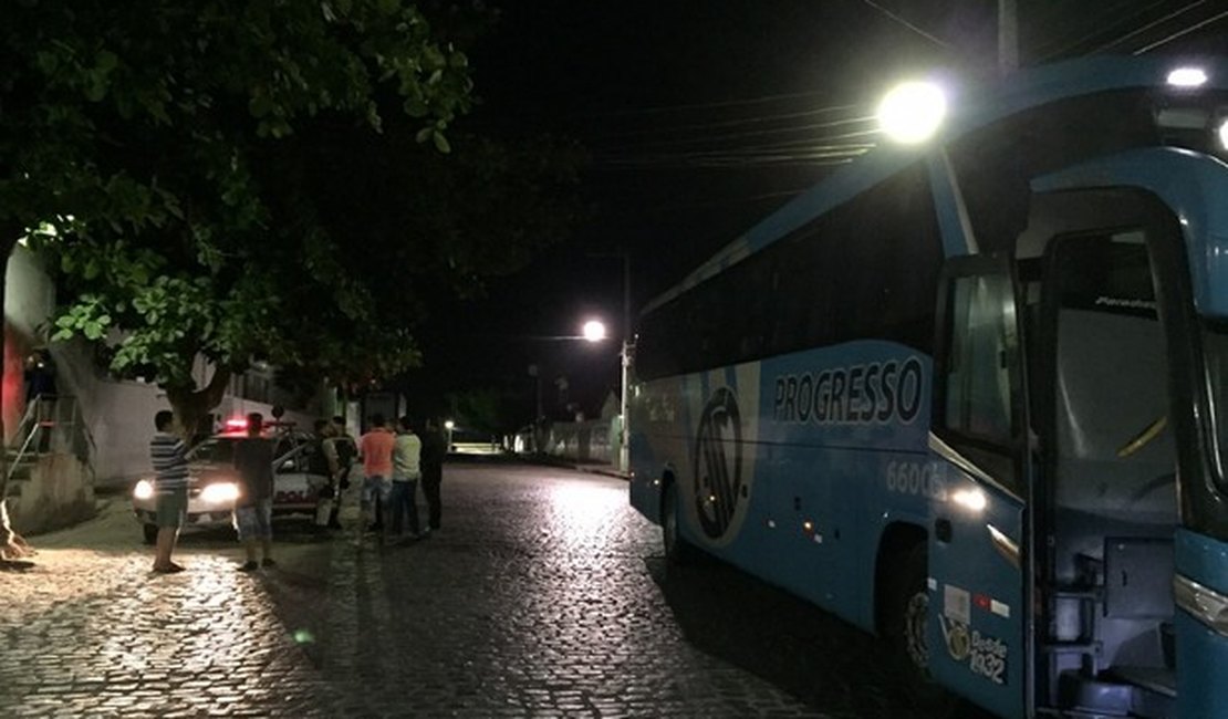 Grupo armado assalta ônibus interestadual na BR-104 em Alagoas