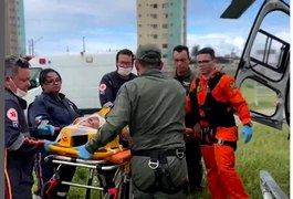 Carro capota e deixa homem preso às ferragens na BR 316 em Atalaia