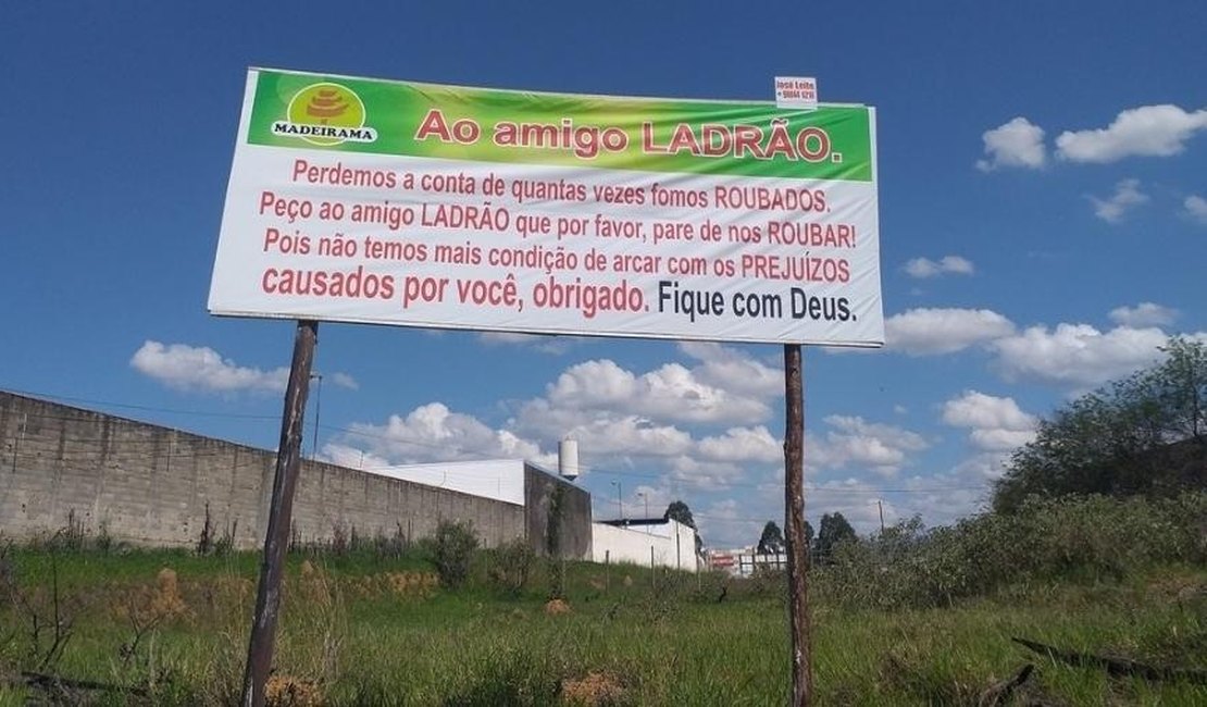 'Ao amigo ladrão': Empresário instala outdoor após sofrer 3 furtos seguidos