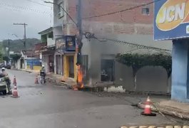Vídeo. Poste pega fogo após curto-circuito e moradores ficam sem energia, no Agreste alagoano