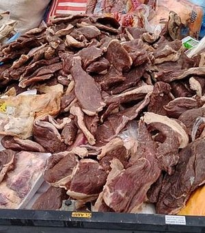 Quase 800 kg de carne estragada são apreendidos em supermercados de Maceió