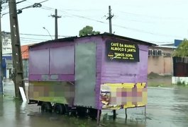 Duas pessoas morrem eletrocutadas em avenida alagada por chuva no Recife