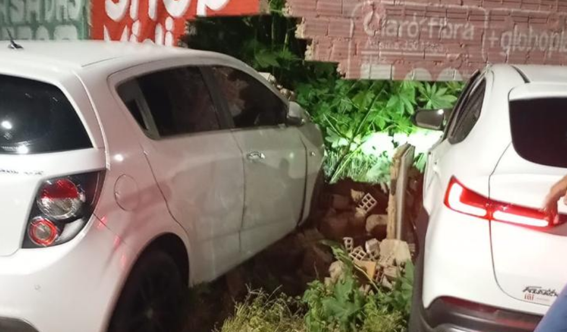 Carros derrubam parte de muro após colidirem e mulher fica ferida em Arapiraca