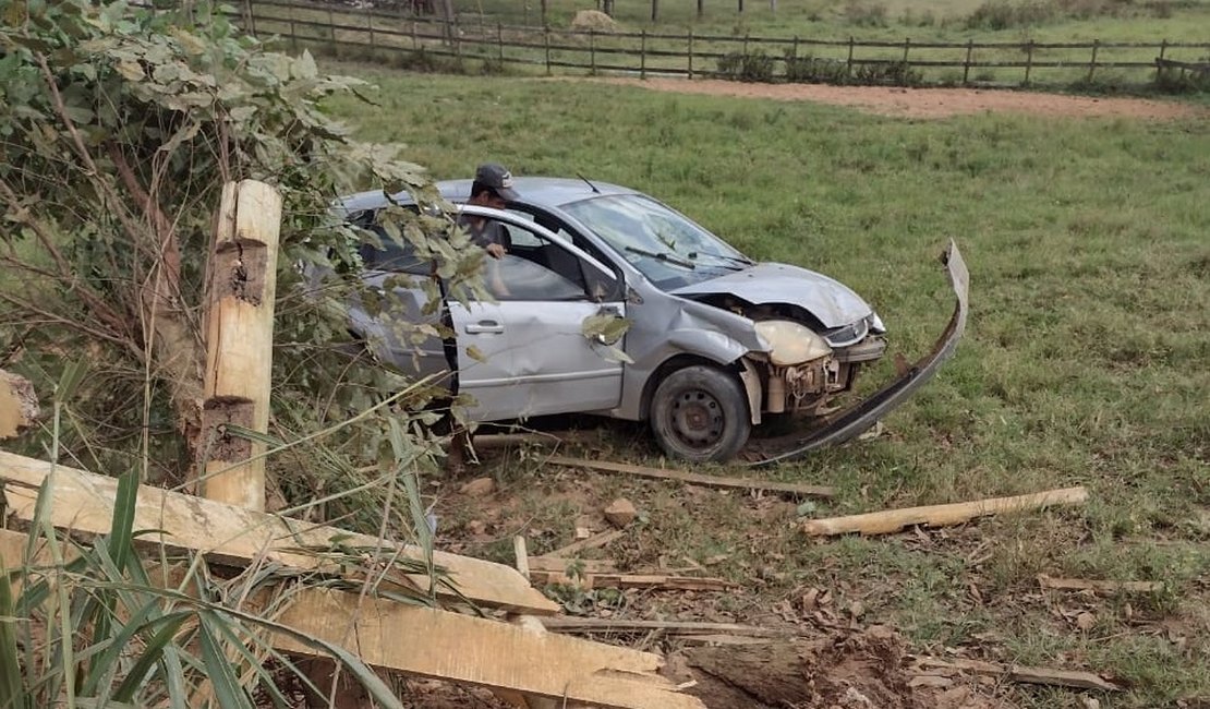 Condutor perde o controle da direção e capota veículo na zona rural de Arapiraca