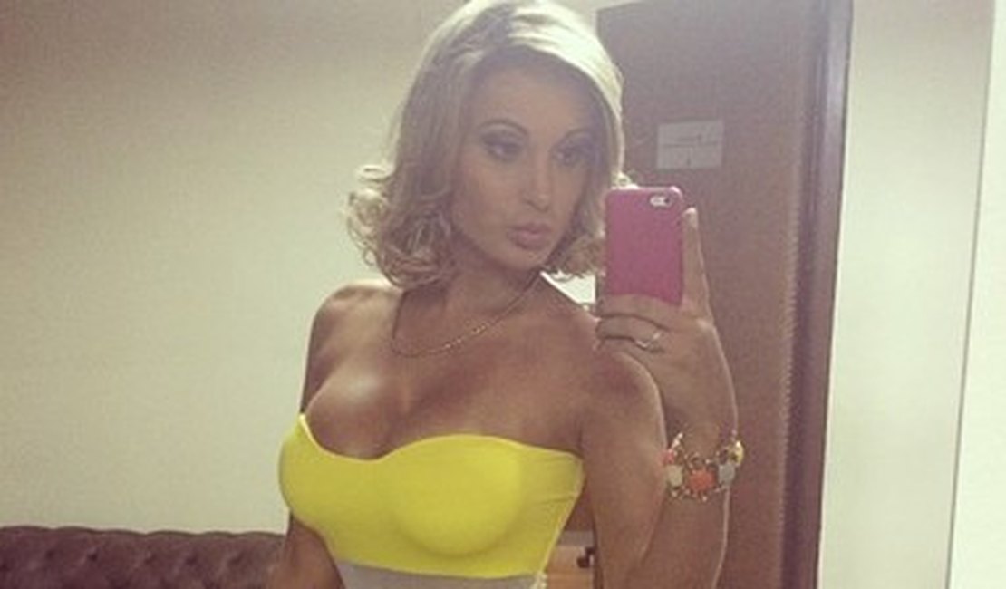 Quer um espelho? Andressa Urach se compara a Marilyn Monroe