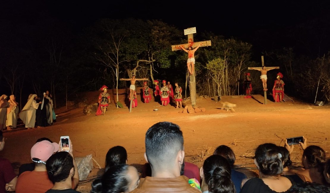 Centenas vão ao Morro da Massaranduba, em Arapiraca, pra assistir encenação da Paixão de Cristo