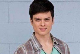 VÍDEO: Ator de Rebelde fura a quarentena para ir a boca de fumo no Rio